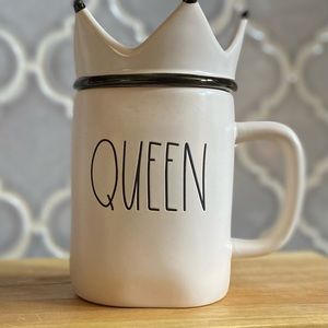 Ray Dunn's "Queen" mug includes removable Crown lid